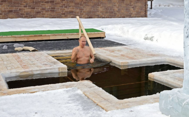 Putin na Bogojavljanje zaronio u ledenu vodu na minus 20 stepeni (VIDEO)