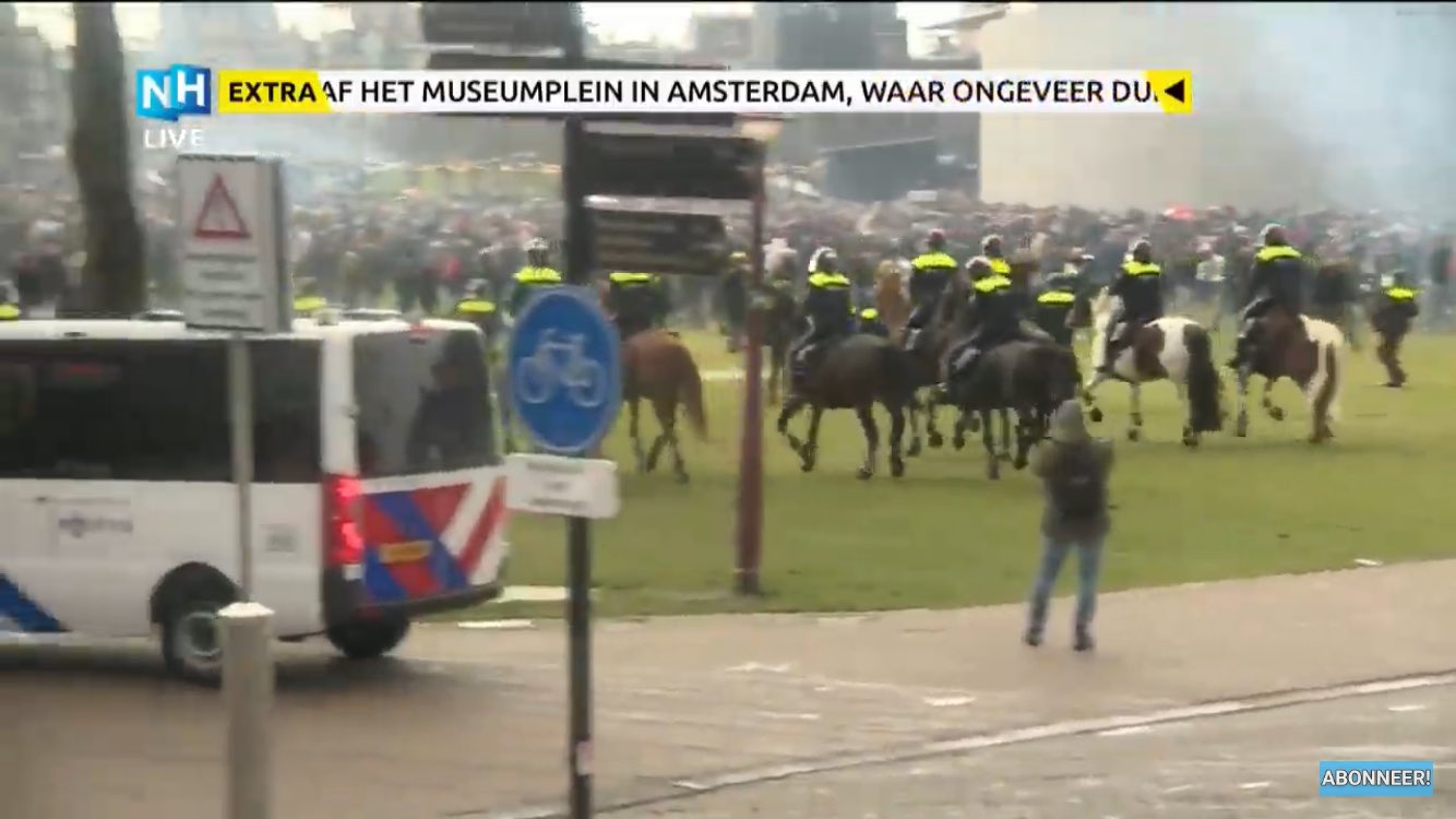 Policija u Amsterdamu vodenim topovima na demonstrante