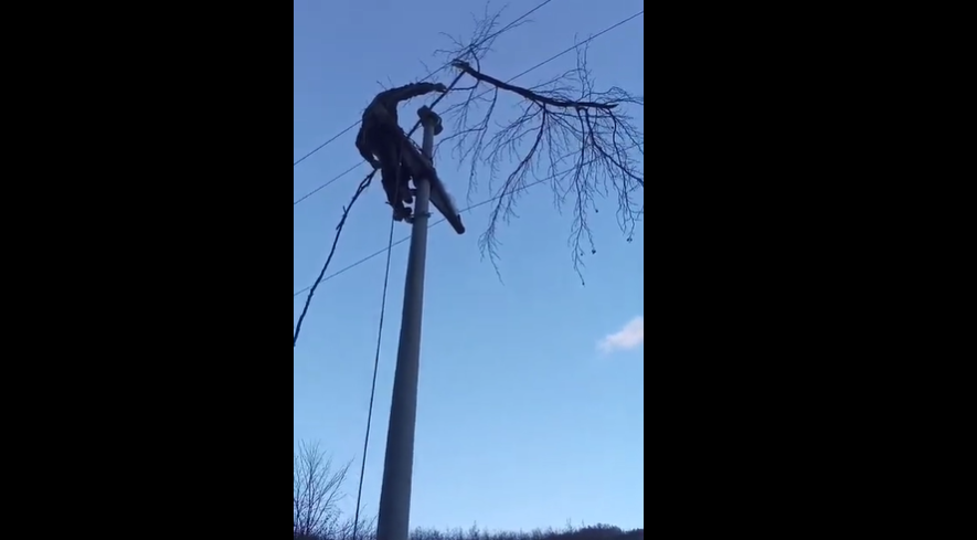 Da bi stigli do mjesta kvara ekipe CEDIS-a morale da sijeku oborena stabla, čiste put, prte snijeg…