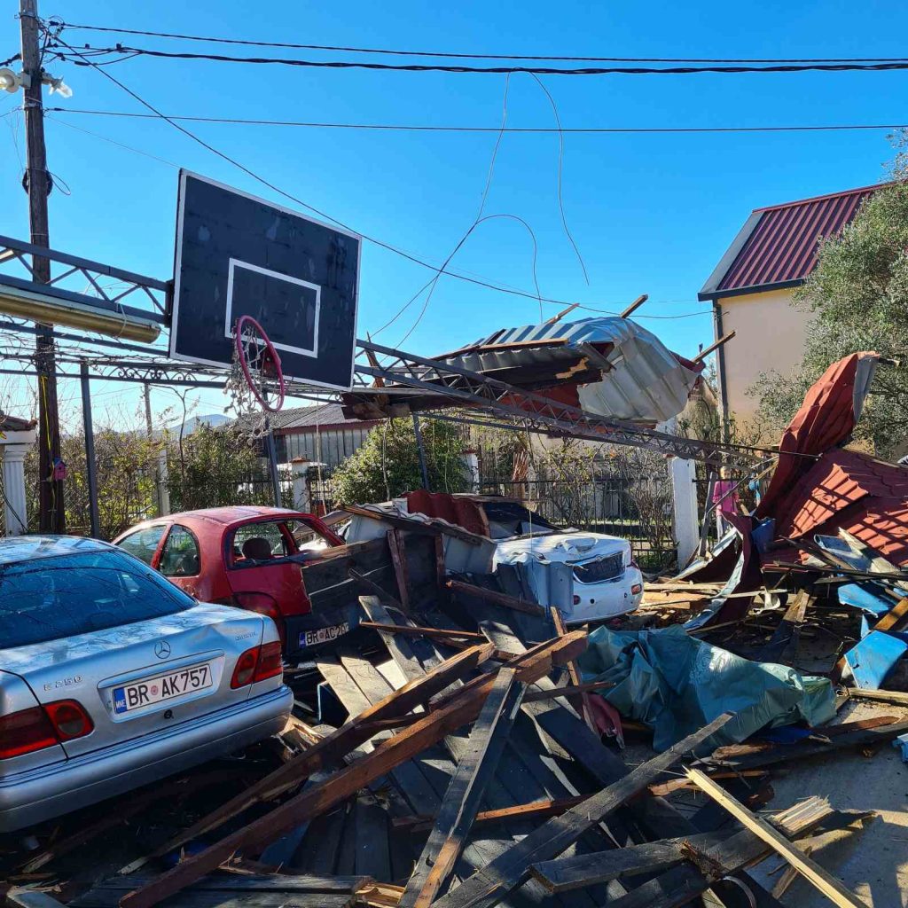 Nevrijeme u Baru: Letjeli krovovi, uništeni automobili, plažni bar…