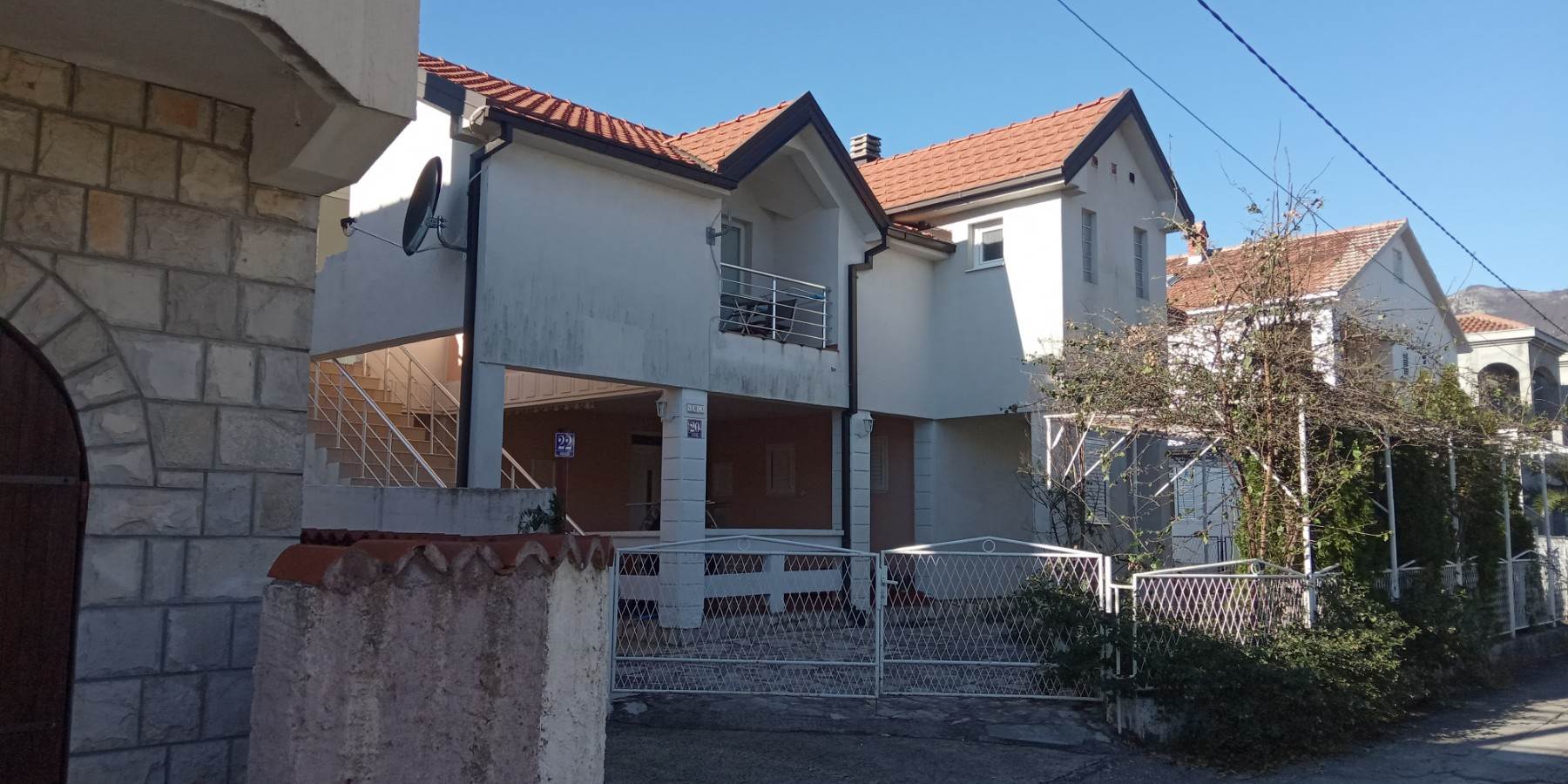 OVO JE KRIVOKAPIĆEVA VILA U BIJELOJ (FOTO)