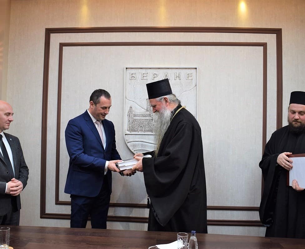 Šćekić opštinsku nagradu ‘21. jul’ uručio episkopu Joanikiju