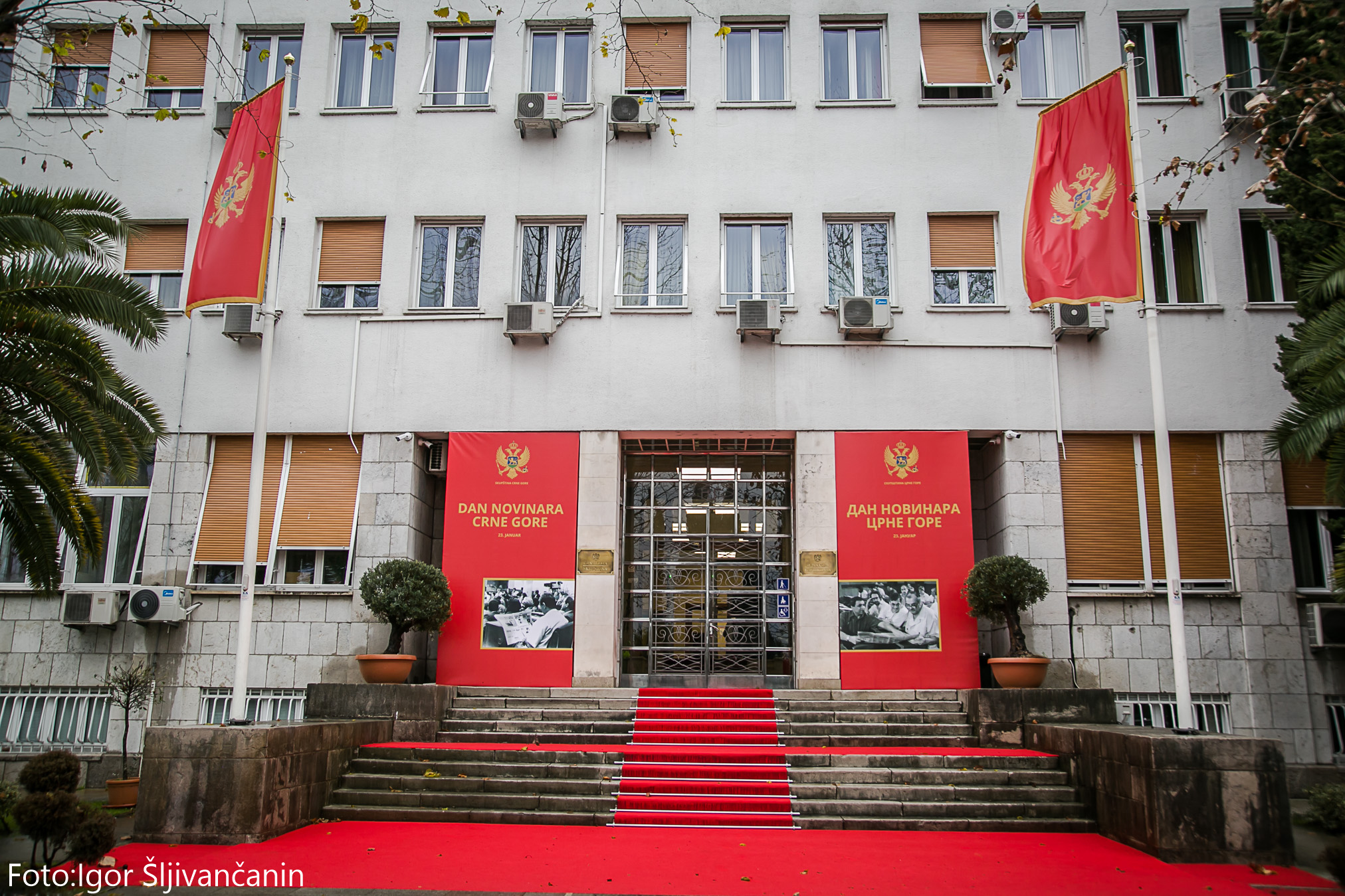 Ispred Skupštine izložba povodom 150 godina novinarstva u Crnoj Gori