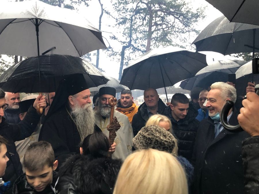 Joanikije i Krivokapić nalagali badnjake u Nikšiću