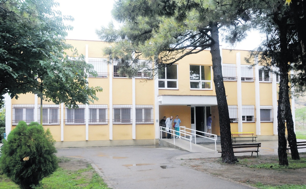 Komanski most: Zaraženo 40 štićenika, hospitalizovana jedna osoba