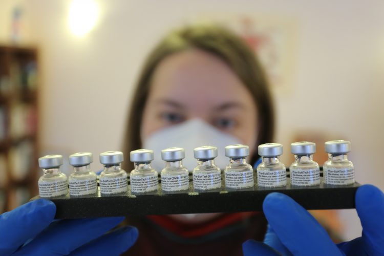 Fajzer privremeno smanjuje Evropi isporuku vakcina protiv koronavirusa