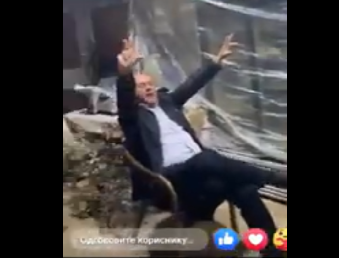 Carević se “opustio” na Badnji dan: “U mog djede brada do pasa, i danas je ljuta zmija kokarda mu sija…”