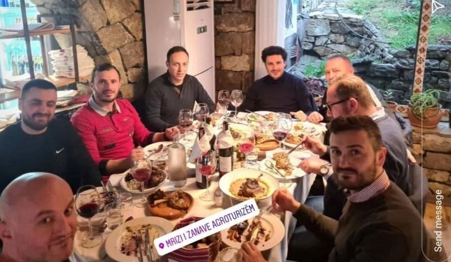 Abazović našao alternativu za ručak: Dok su u CG zatvoreni ugostiteljski objekti, boravio u restoranu u Albaniji