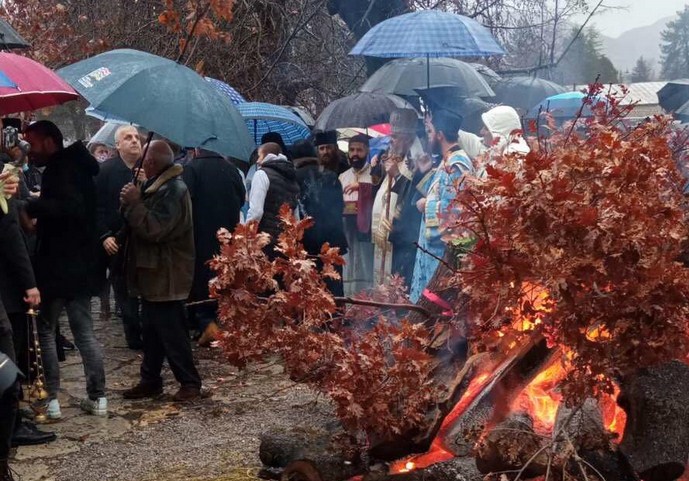 Vjernici SPC nalagali badnjak ispred Cetinjskog manastira