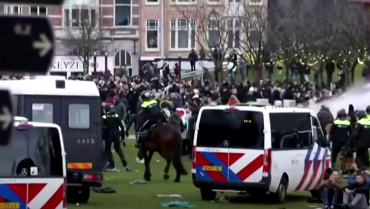 Neredi u Holandiji: Sukob policije i demonstranata, uhapšeno 25 osoba