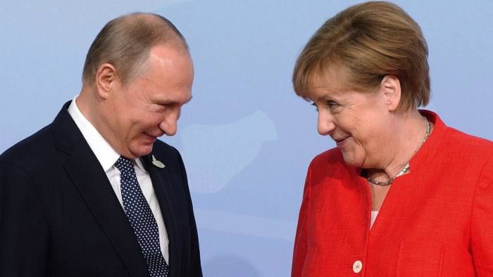 Putin i Merkel razmatraju zajedničku proizvodnju vakcine