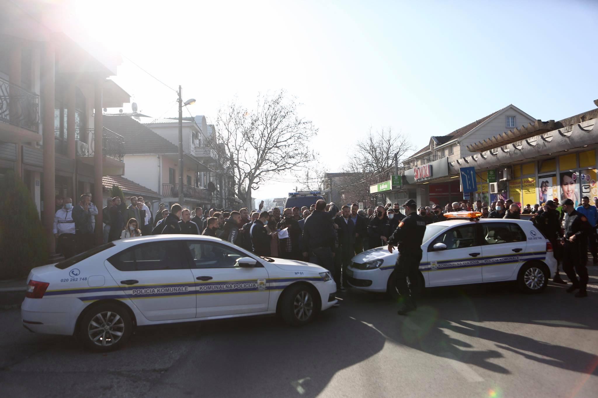 (FOTO I VIDEO) Standard u Tuzima: Blokiran put prema Podgorici, Đeljošaj sa građanima čeka Abazovića i Krivokapića…