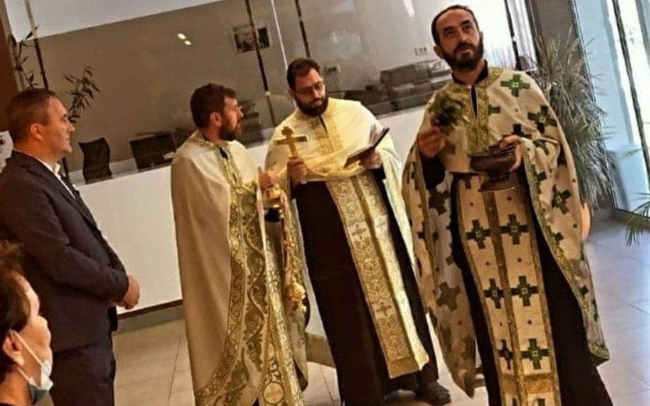 Dva sveštena lica obilazila KCCG: Pitali pacijente da li žele pričest