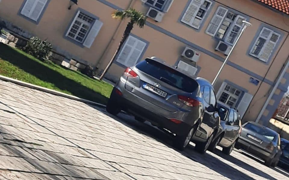 Službeno vozilo direktorice NPCG Jelene Kljajević, danima se nepropisno parkira kod Sahat kule