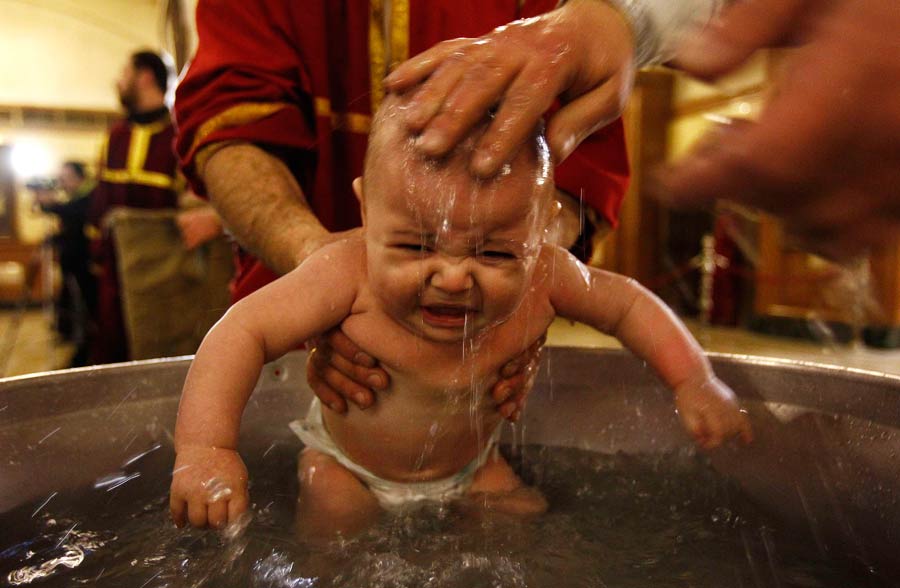 Beba se udavila na kršenju, ali Crkva neće da mijenja ritual