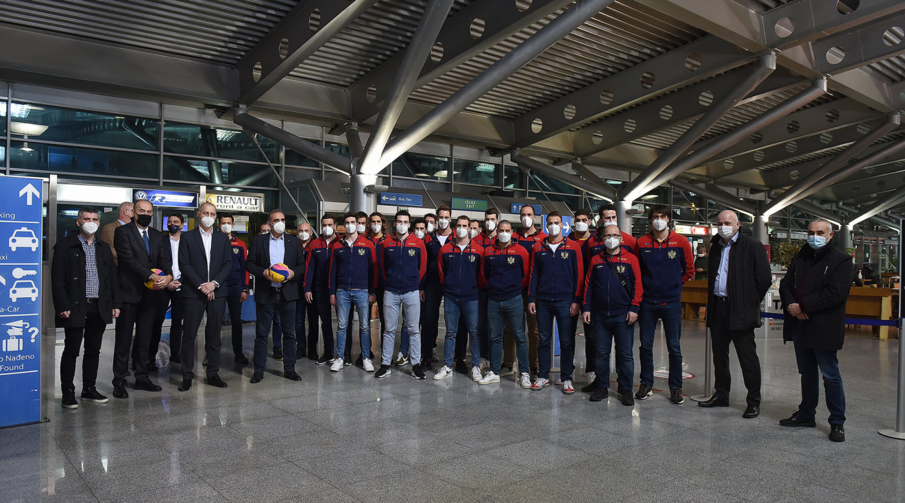 Ispraćaj za ajkula na podgoričkom aerodromu (FOTO)