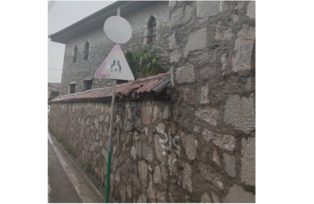 Krst sa četiri ocila na ogradi Osmanagića džamije u Podgorici