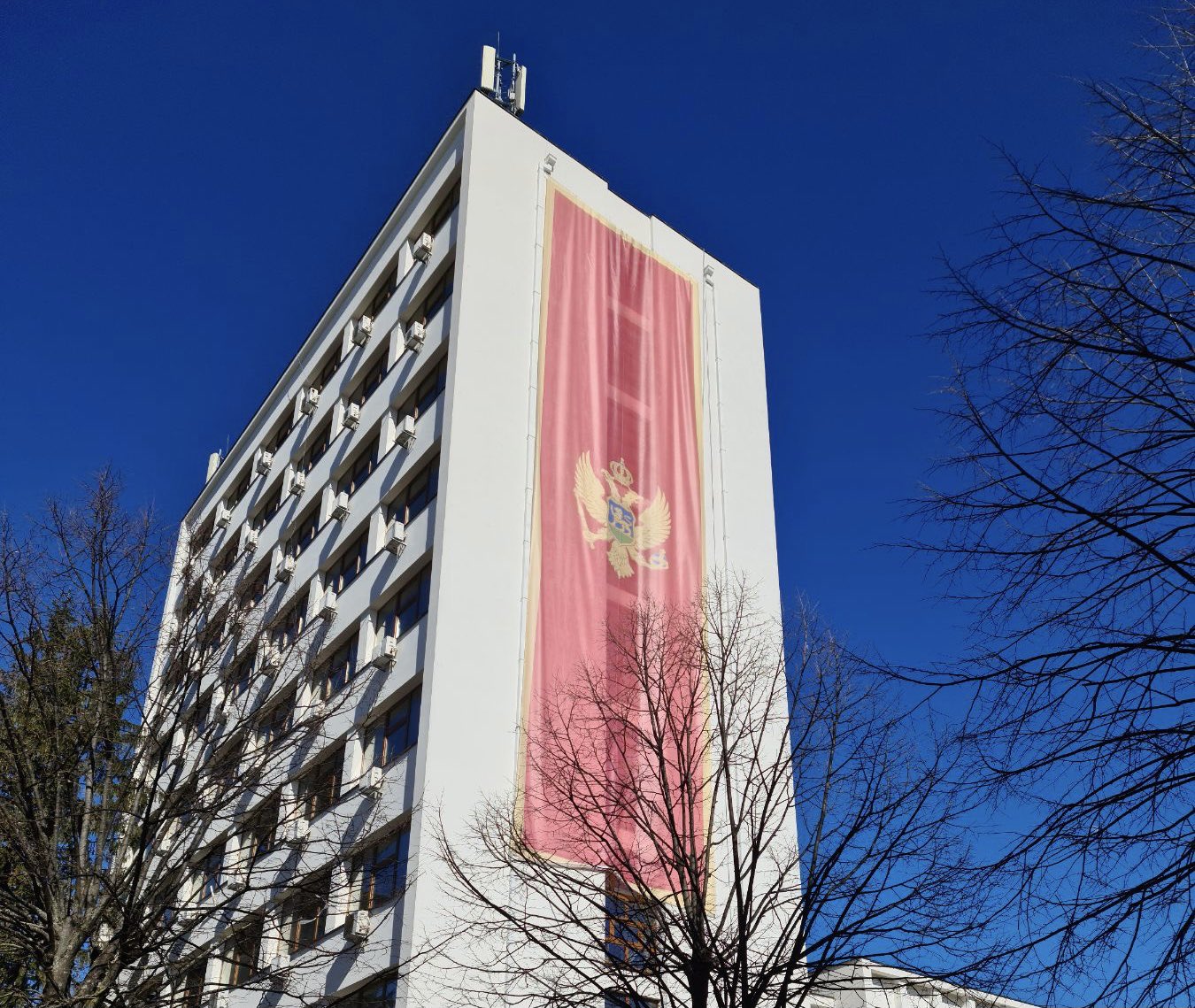 Velika crnogorska zastava krasi zgradu Opštine Nikšić