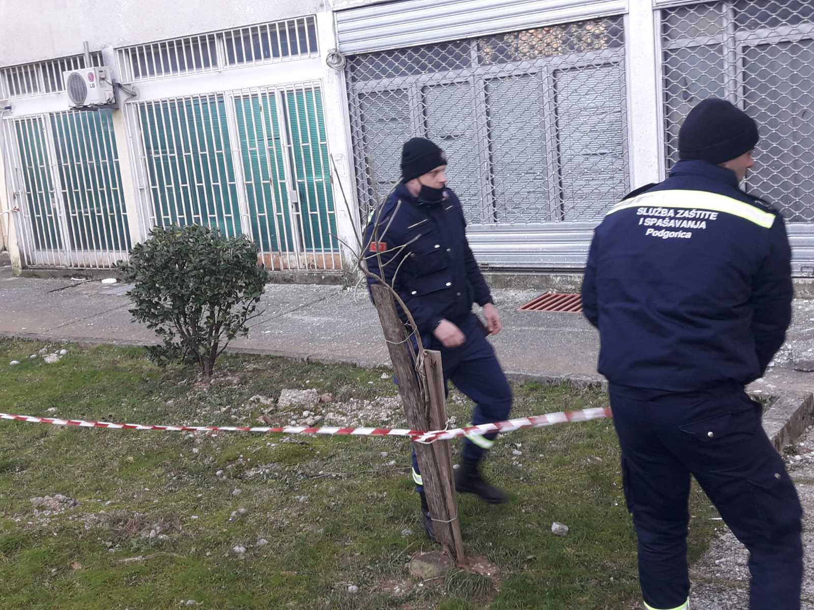 Jak vjetar u Podgorici oborao stabla, oštećene fasade i krovovi; Apel građanima: Budite oprezni