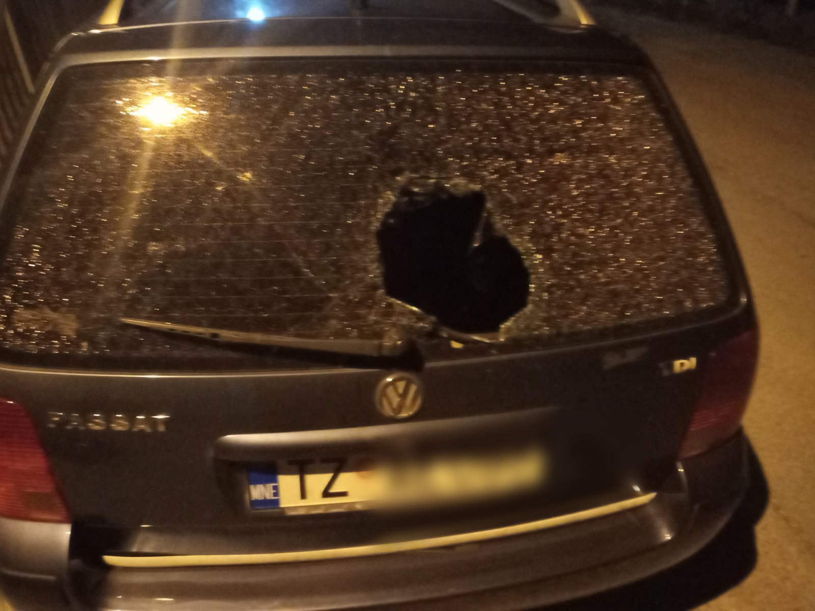 AUTA SA TABLICAMA TUZI NEPOŽELJNA: Demoliran automobil na Starom Aerodromu, više građana se žalilo