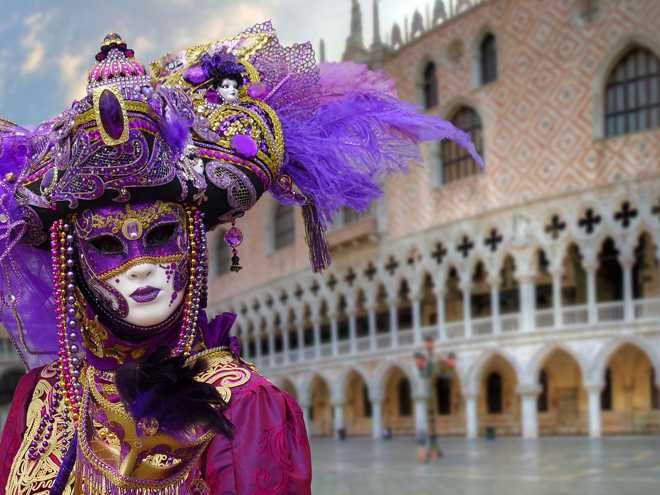 Karneval u Veneciji samo što nije, ljudi sa maskama na ulicama, ali…
