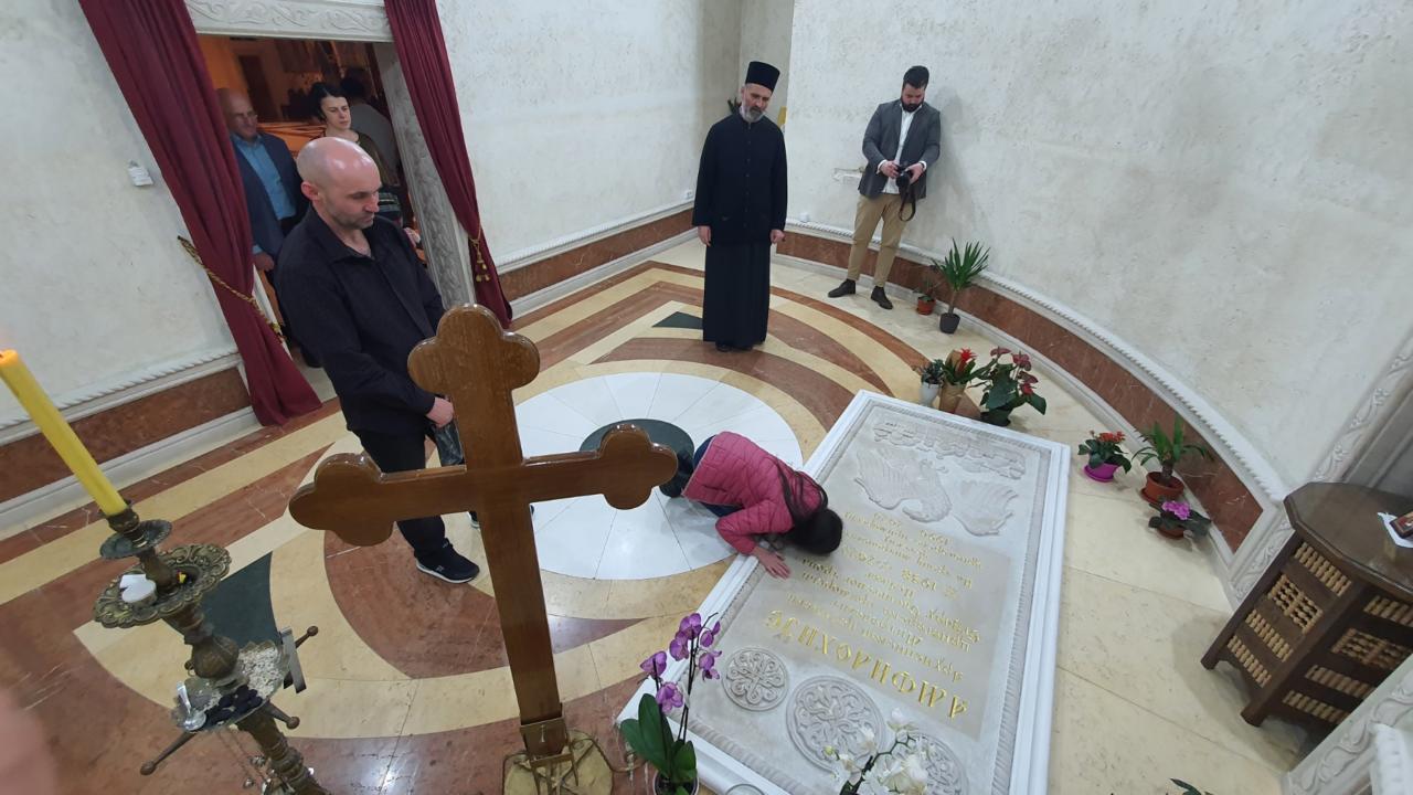 “Dara” posjetila hram i Amfilohijev grob
