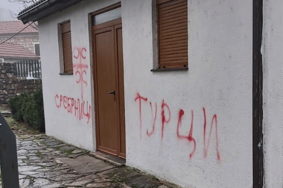 Skandalozni grafiti osvanuli na Hadži-Ismailovoj džamiji u Nikšiću