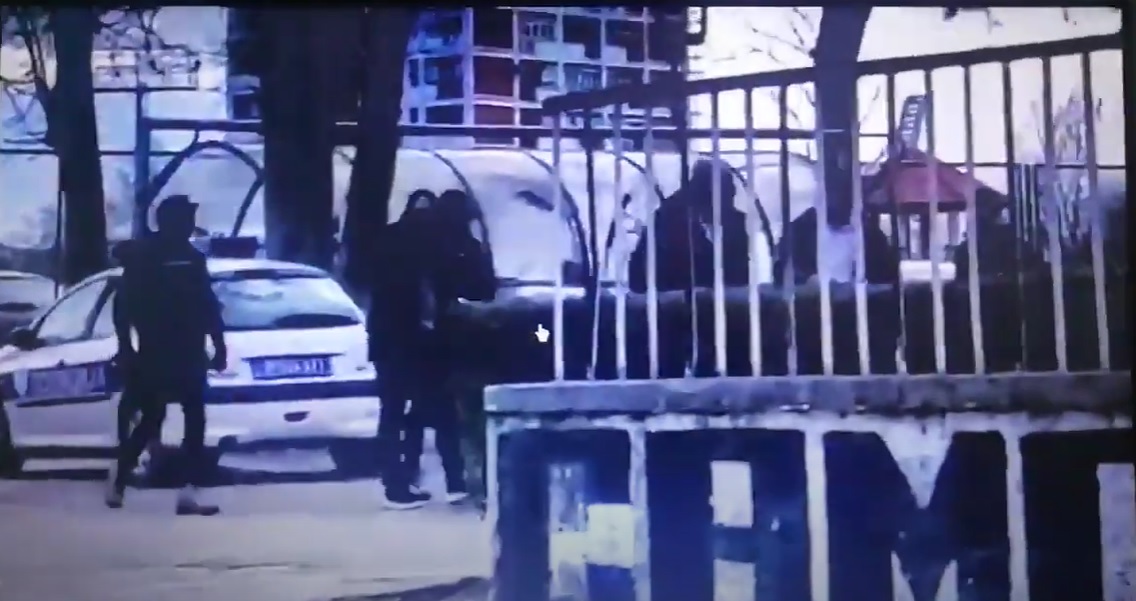Kao mađioničar: Belivuk ”izvlači ruku iz lisica” da stavi kapu (VIDEO)