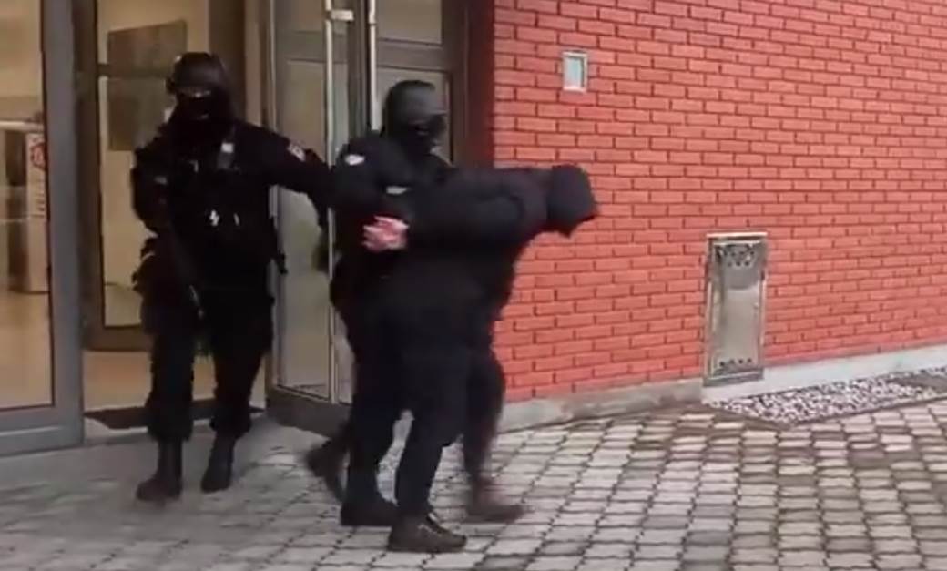 PRVE SLIKE I SNIMCI UHAPŠENIH ŠKALJARACA: Sumnja se da su planirali ubistvo, trgovali narkoticima i oružjem (VIDEO)