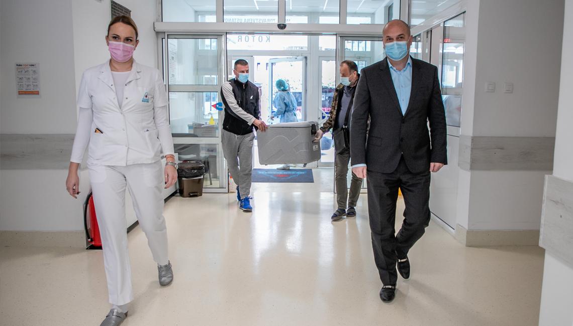 Za štićenike i zaposlene Doma za stare u Risnu 300 doza vakcine Sputnjik V