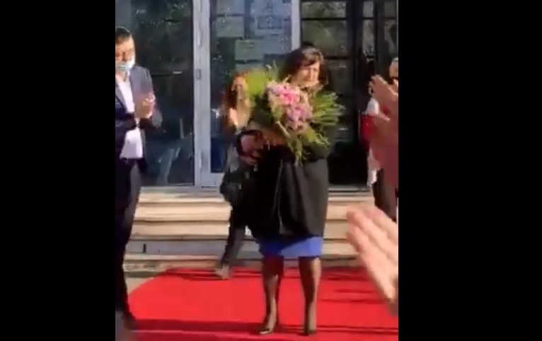 Zaposleni u Upravi za kadrove ispratili Svetlanu Vuković aplauzom