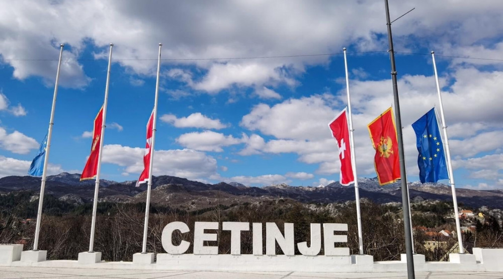 Zastave na Cetinju spuštene na pola koplja zbog preminulih od kovida