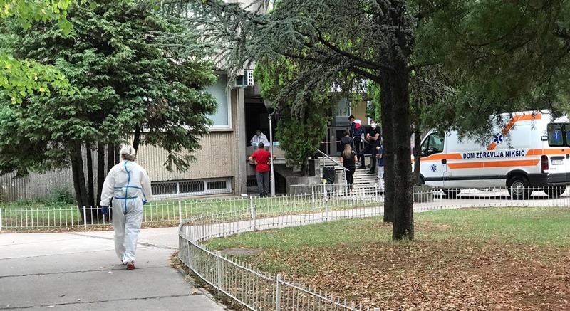 Građani satima čekaju ispred Doma zdravlja u Nikšiću, Adžić: Nemamo ljekara dovoljno