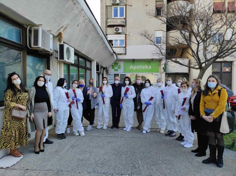 Pokloni i cvijeće za žene iz Covid centara: “Mi mislimo na vas, vi ste naše heroine”