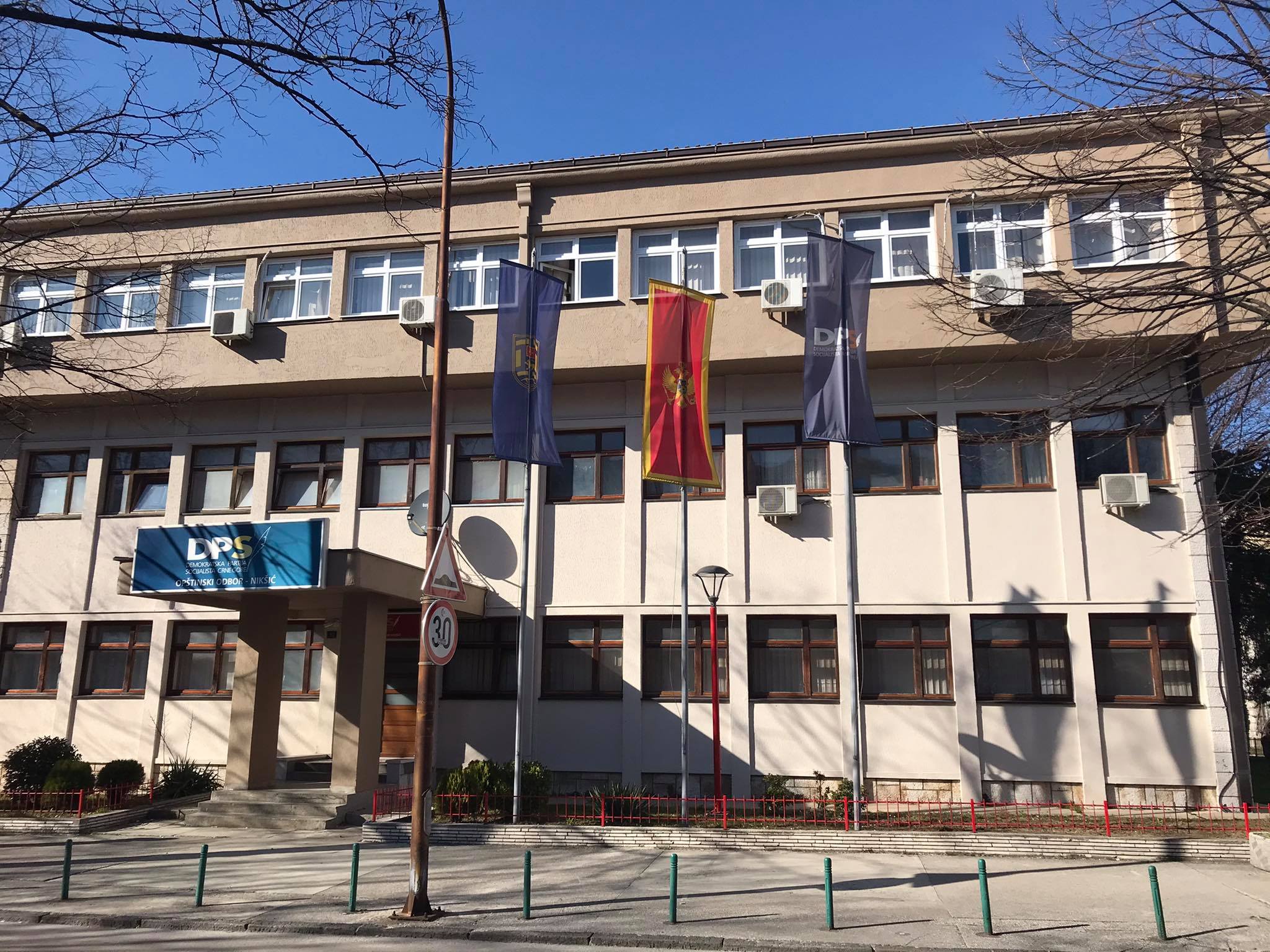 INCIDENT KOD ŠTABA DPS: Aktivisti DF-a pregledali unutrašnjost parkiranih vozila, a onda verbalno napali mladića