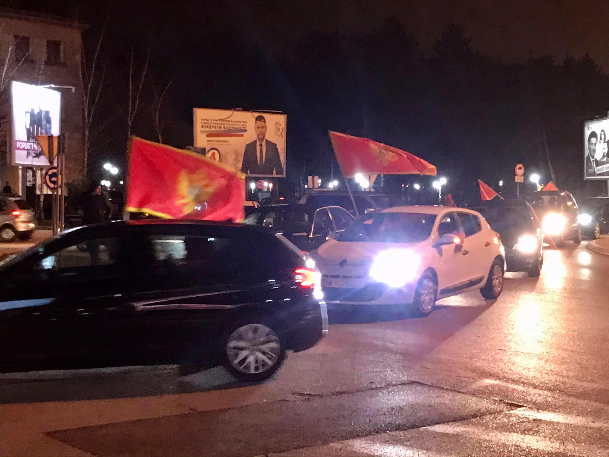 (VIDEO/FOTO) NA ULICAMA NIKŠIĆA: Kolone auta sa crnogorskim zastavama, upaljene baklje i pjesma o Nikšiću