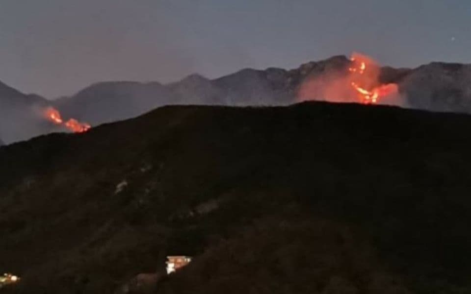 Požar iznad Budve, nema opasnosti po objekte i građane