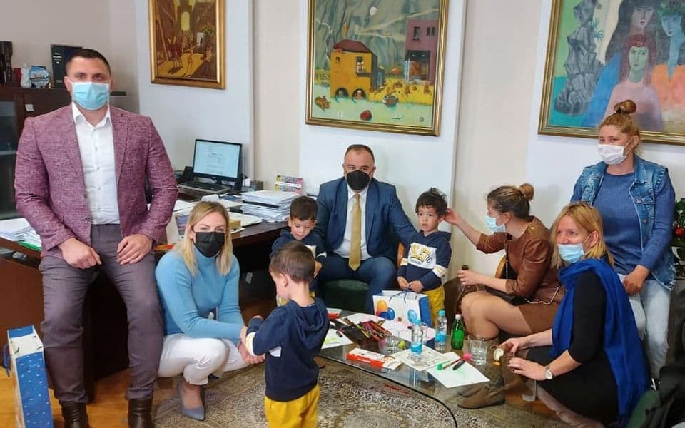 Čelnici Opštine primili hercegnovske trojke, glumce u filmu „Dara iz Jasenovca“