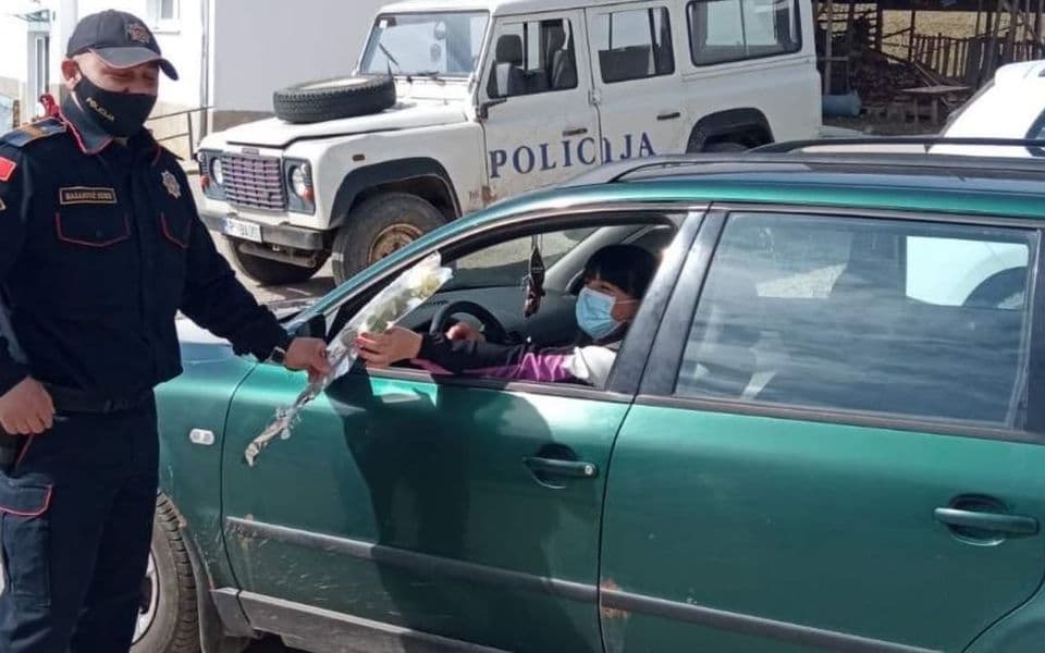 Policija dijelila damama cvijeće