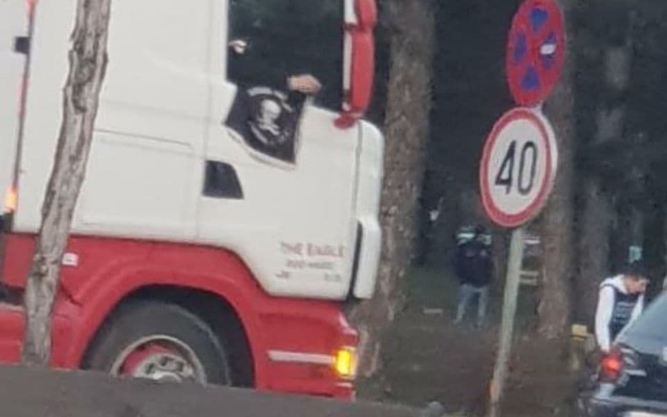 IZA KULISA: Zastava četničkih trojki i države Srbije na auto-litiji DF-a u Nikšiću
