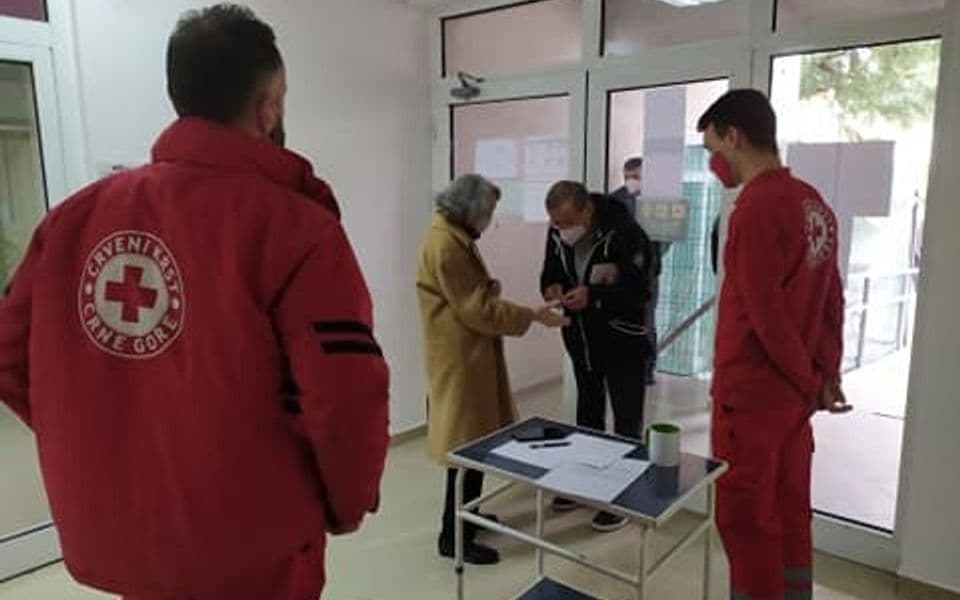 Volonteri Crvenog krsta pomažu u vakcinaciji