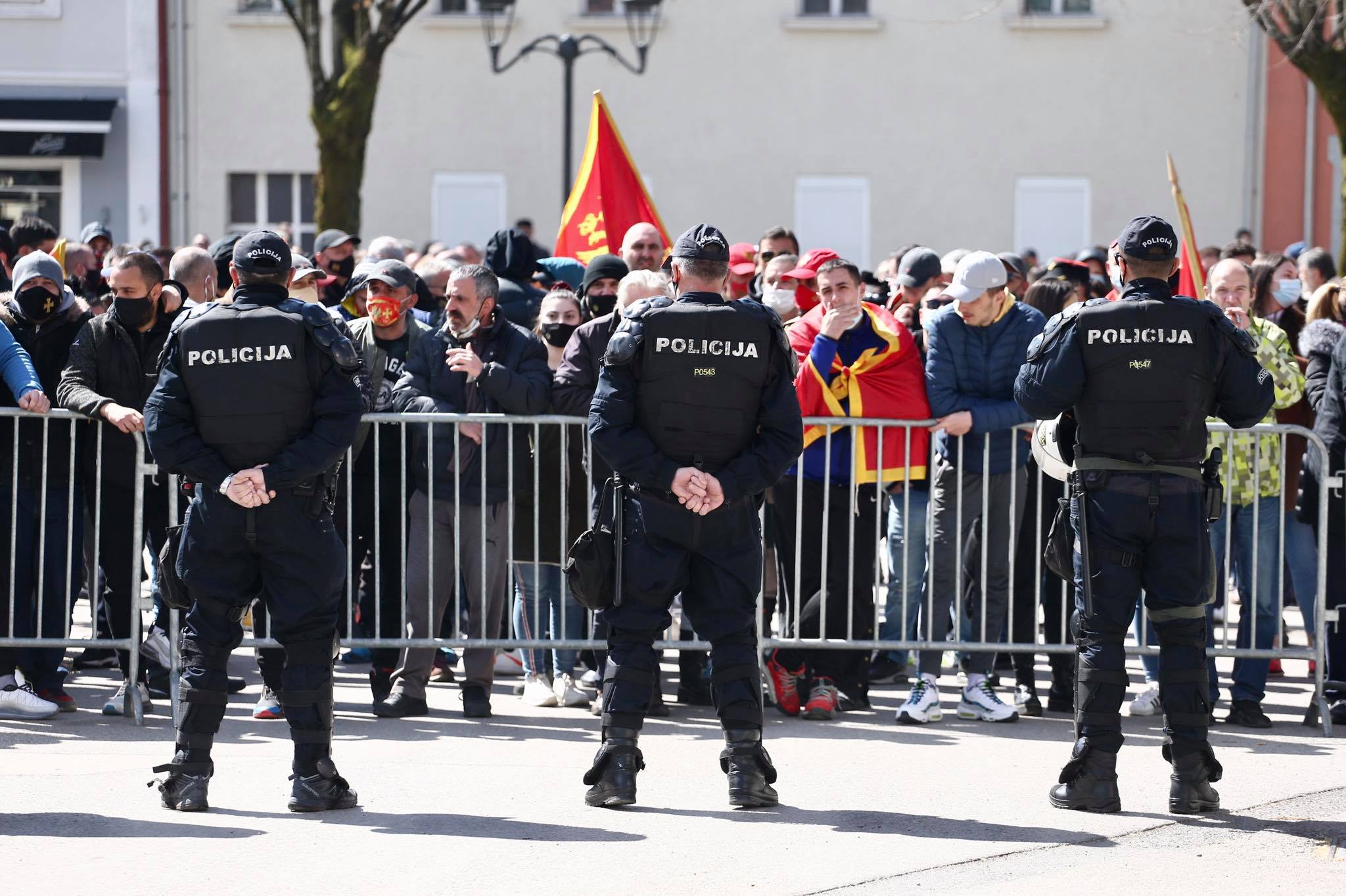Stigao premijer, okupljeni izviždali i sadašnju i bivšu vlast (VIDEO, FOTO)