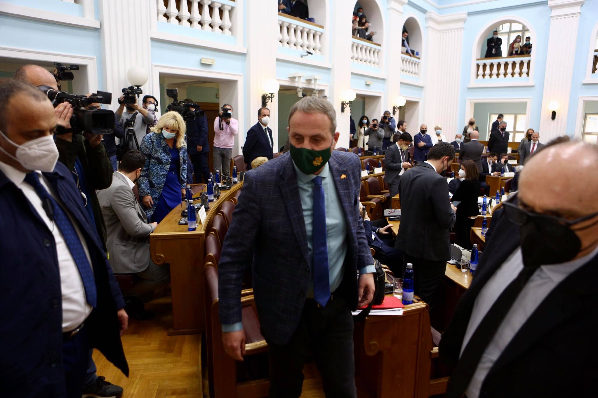 Incident u Skupštini: Bečić oduzeo riječ Popoviću, on bacio poslovnik! (VIDEO)