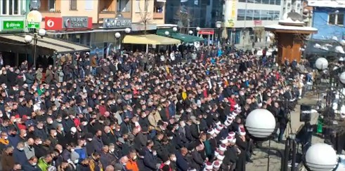 Na sahrani Husovića veliki broj ljudi, prekršene epidemiološke mjere (VIDEO)