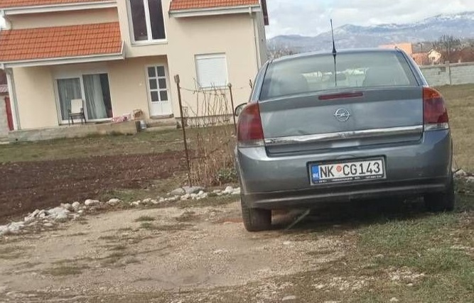 ”BORIO SE PROTIV ZLOUPOTREBA”: Službeno auto nikšićke bolnice, tokom vikenda parkirano ispred kuće direktora Mitrovića