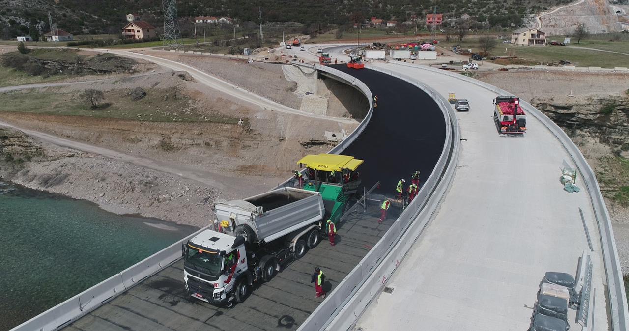 FOTO: Počelo asfaltiranje mosta na Smokovcu