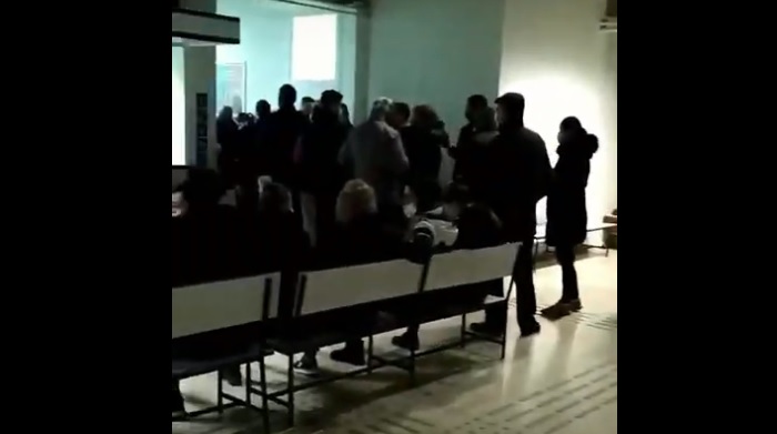 (VIDEO) U NIKŠIĆKOJ BOLNICI JEZIVO STANJE: U nekontrolisanoj gužvi, bez distance i reda – ne zna se ko ima koronu, a ko ne