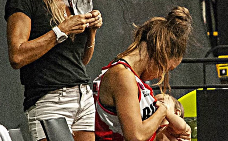 Košarkašica za vrijeme utakmice dojila bebu