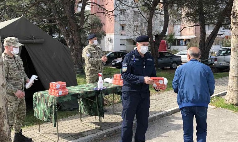 Vojska CG danas na Cetinju i u Ulcinju: Dijele maske i podsjećaju na mjere
