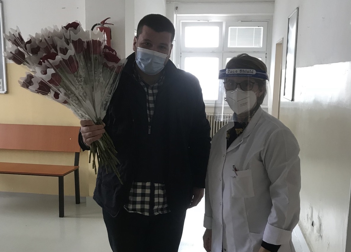 CVIJEĆE ZA HEROINE: Omladina SD Ulcinj za 8. mart poklonila ruže zdravstvenim radnicama